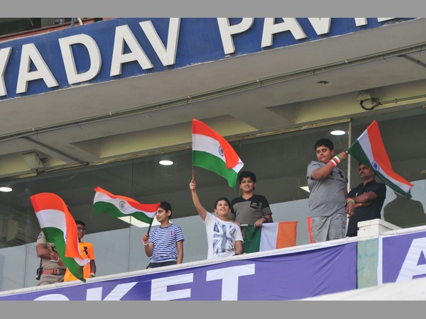 మూడు సిరిస్‌లలో మూడు డబుల్ సెంచరీలు 