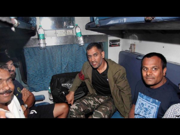 ఖరగ్ పూర్ స్టేషన్‌లో టికెట్ కలెక్టర్‌గా పనిచేసిన ధోని