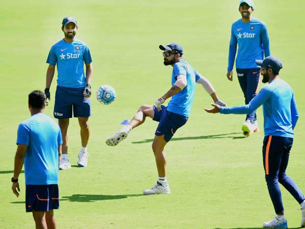 రైట్‌ హ్యాండ్‌ బ్యాట్స్‌మన్‌కు లోపలికి వచ్చేలా బౌలింగ్‌