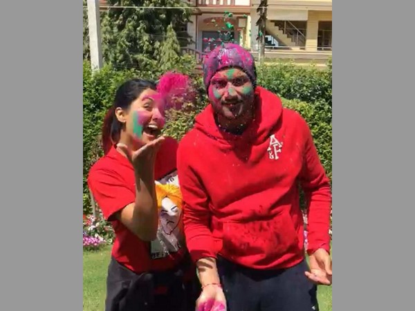 గీతాబస్రాతో హోలీ ఆడిన హర్భజన్ సింగ్