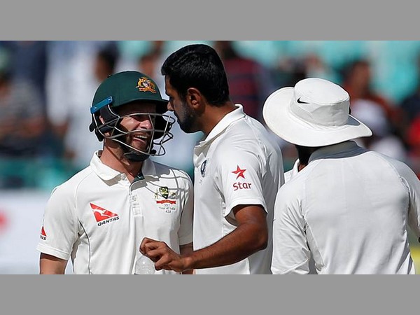 పరిస్థితి సద్దుమణిగేలా చేసిన అంఫైర్లు