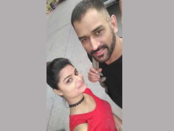 Fan blocks the path of MS Dhoni's Hummer outside Ranchi airport