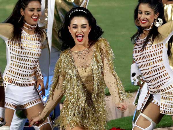 అమీ జాక్సన్ పైన విమర్శలు