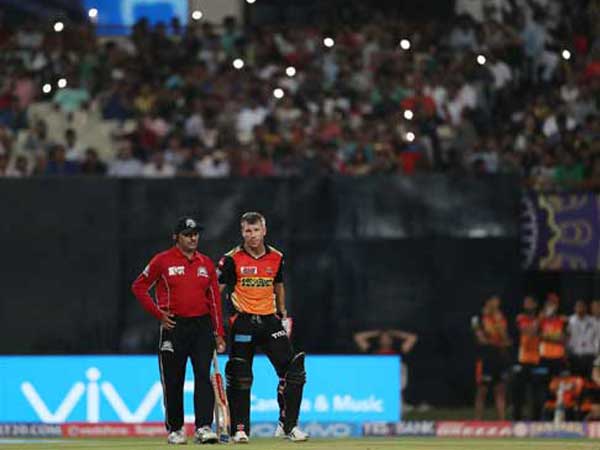 కుల్దీప్ వేసిన ఎనిమిదో ఓవర్‌ని ఎదుర్కొనేందుకు ఇబ్బంది పడ్డ వార్నర్