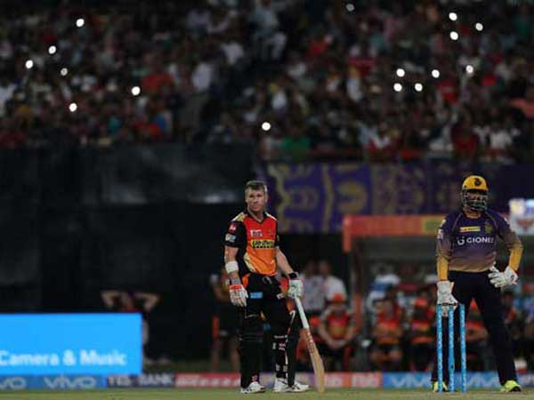 ఫ్లాష్‌ లైట్లను ఆన్‌ చేసిన అభిమానులు