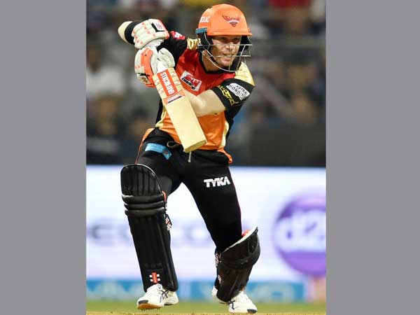 అంఫైర్ వద్దకు వెళ్లి సమస్యను వివరించిన వార్నర్