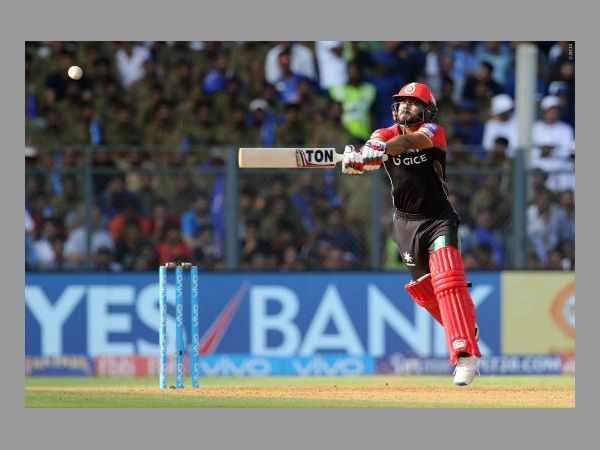 3 ఫోర్లు 3 సిక్సర్లతో 43 పరుగులు చేసిన డివిలియర్స్