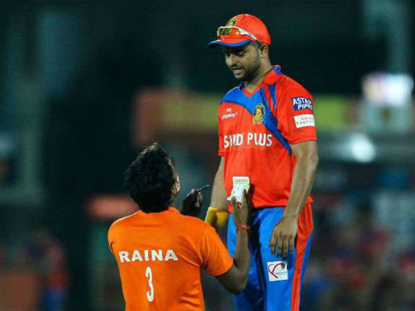 మ్యాచ్‌కు కాసేపు అంతరాయం