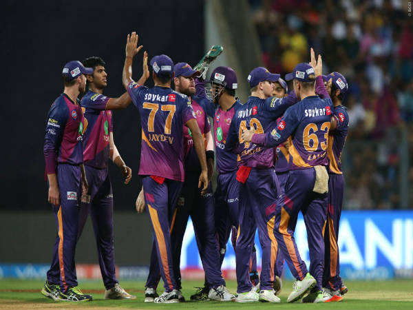 వికెట్ తీసిన ఆనందంలో పూణె ఆటగాళ్లు