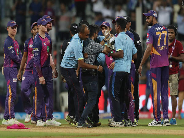 మైదానంలోకి దూసుకొచ్చిన ధోని అభిమాని