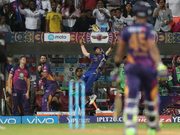 ఆఖరి బంతిని సిక్స్‌గా మలచిన ధోని