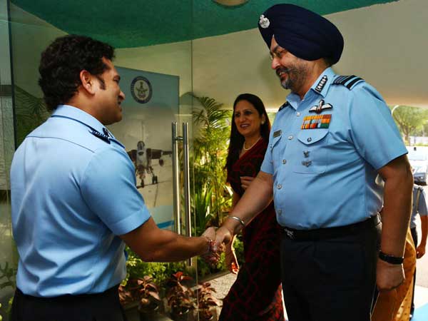 సచిన్‌కు జ్ఞాపికను అందజేసిన ఎయిర్‌ చీఫ్‌ మార్షల్‌ ధనోవా