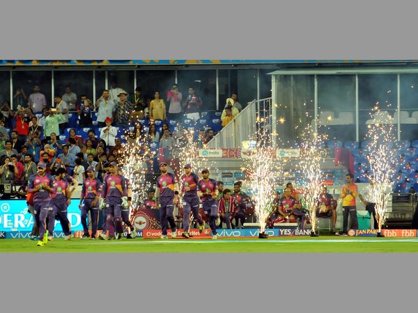 చివరి బంతికి నాలుకు పరుగులు