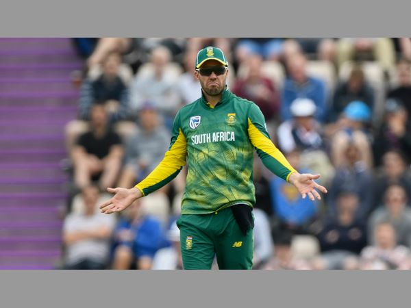 ఎల్‌ఈడీ బోర్డులకు తగిలి బంతి పాడై ఉండొచ్చు