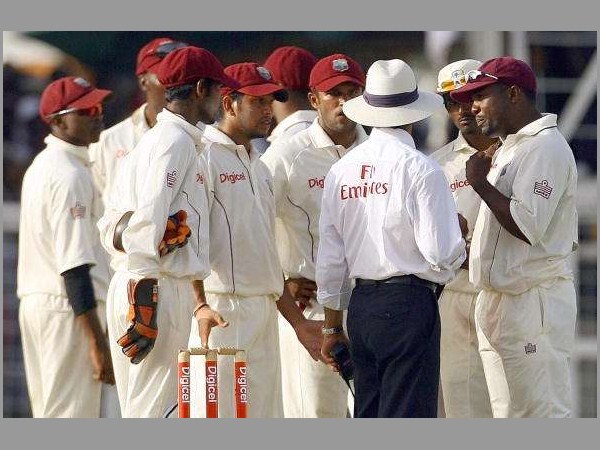 ధోనిని ఆపిన ఫీల్డ్ అంపైర్‌