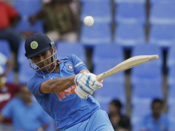 తొలి భారత క్రికెటర్‌గా ధోని