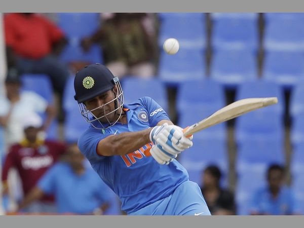 114 బంతుల్లో 54 పరుగులు చేసిన ధోని