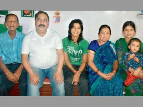 పదేళ్ల పాటు టీ కొట్టుని నడిపిన ఏక్తా తండ్రి 