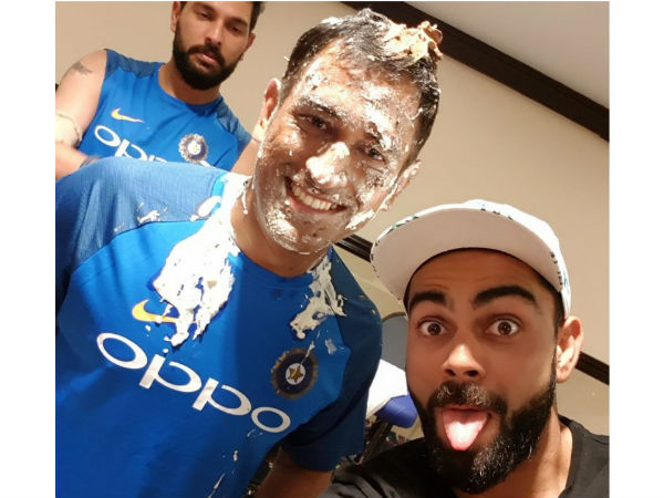 కేక్ కట్‌ చేసి సంబరాలు చేసుకున్న ధోని