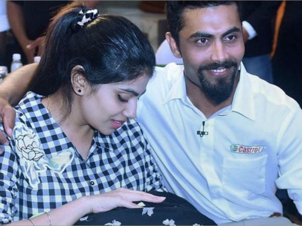 తన భార్య రీవా సోలంకీతో కలిసి ఓ కార్యక్రమంలో