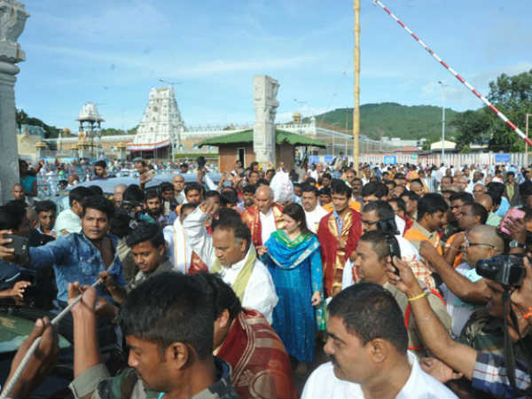 చూసేందుకు ఎగబడ్డ జనం