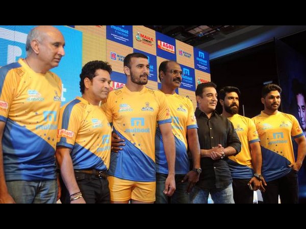 ఢిఫెండర్‌గా టీమిండియా మాజీ కెప్టెన్ ధోని 