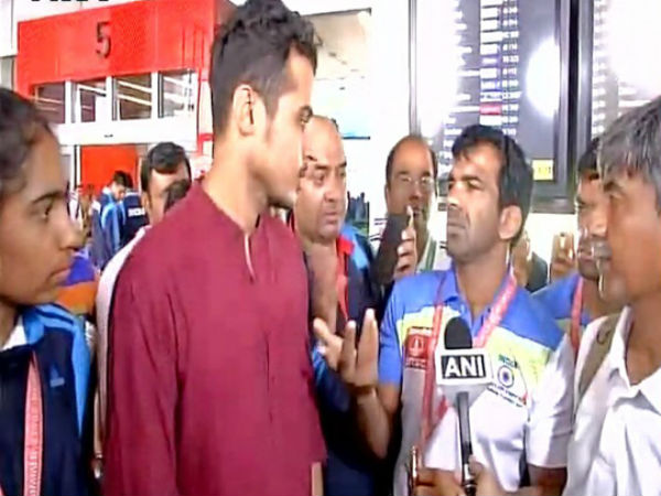 తాము సాధించిన పతకాలను తిరిగి వెనక్కి ఇచ్చేస్తాం