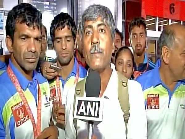 త‌మ‌ను ప‌ట్టించుకునేవారే లేర‌ు