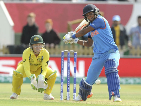 వంకరగా మారిన హర్మన్ చేతి వేలు