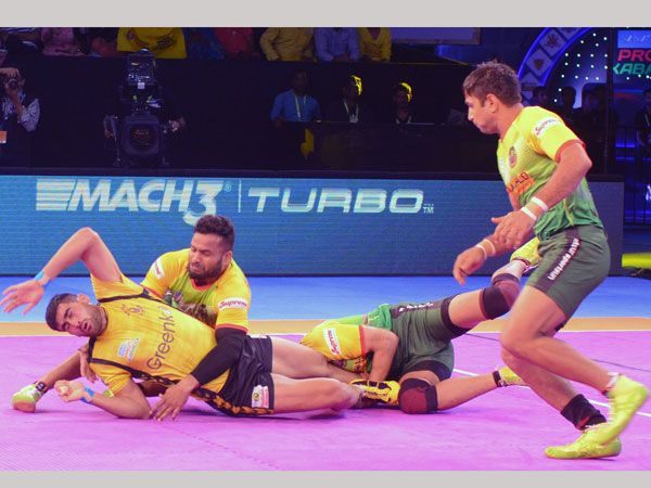 ఆరంభంలో ఇరుజట్లు సమంగా 