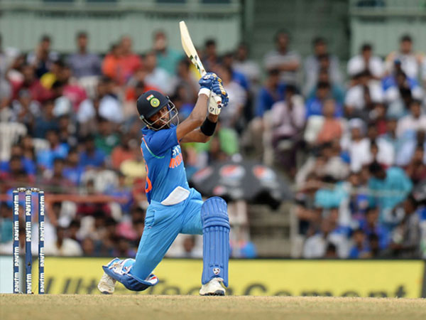 మ్యాచ్‌ని నిలబెట్టిన ధోని