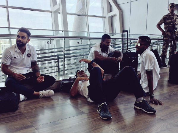 చెన్నై ఎయిర్ పోర్టులో నేలపై ధోని