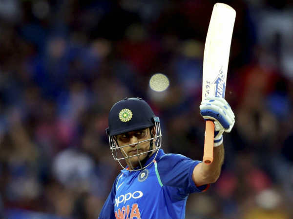 తొలి వన్డేలో ధోని వందో హాఫ్ సెంచరీ 