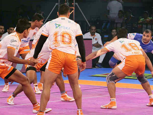 ఆరంభం నుంచే హోరాహోరీగా 