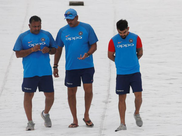 పిచ్‌ను పరిశీలించిన రవి శాస్త్రి, కోహ్లీ