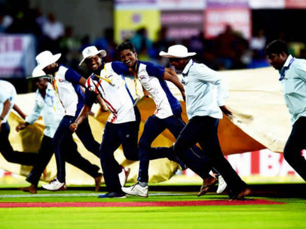 తొలివన్డేను వర్షం కారణంగా 21 ఓవర్లకు