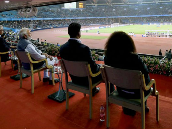 ఫుట్‌బాల్‌ దిగ్గజాలను సన్మానించిన ప్రధాని మోడీ