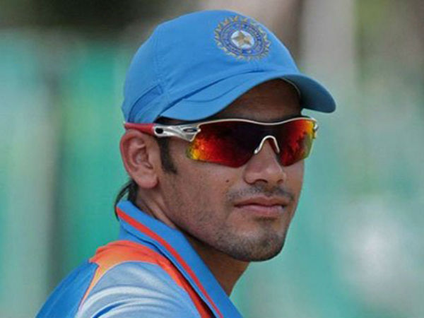  318 బంతుల్లో 40 ఫోర్లు, ఒక సిక్స్‌తో 300 పరుగులు