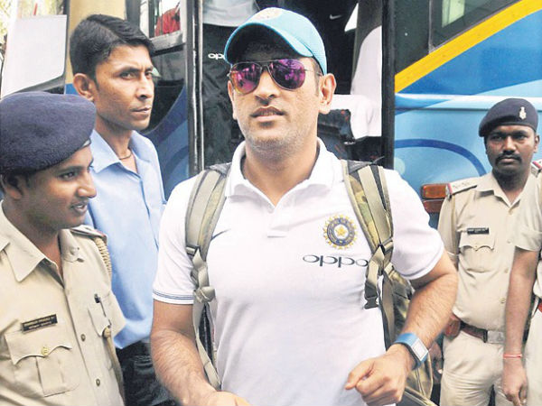 ఆ తర్వాత తన మూడో స్థానాన్ని ధోనికి ఆ తర్వాత తన మూడో స్థానాన్ని ధోనికి