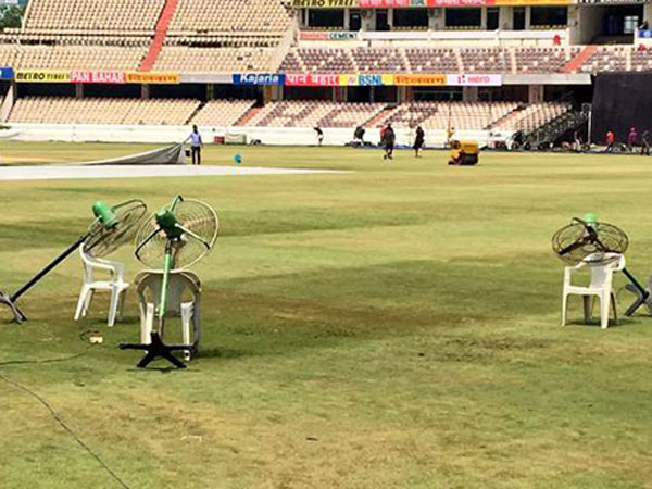  టేబుల్‌ ఫ్యాన్లతో పిచ్‌ను ఆరబెడుతున్న సిబ్బంది