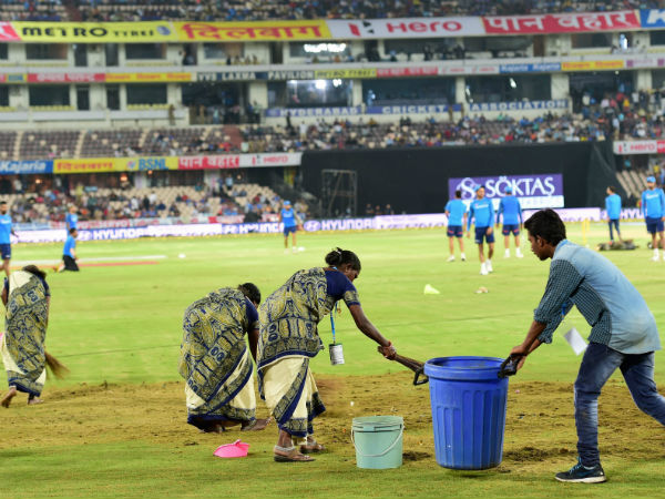 అవుట్ ఫీల్డ్ మొత్తం చిత్తడిగా మారడంతోనే ఈ నిర్ణయం
