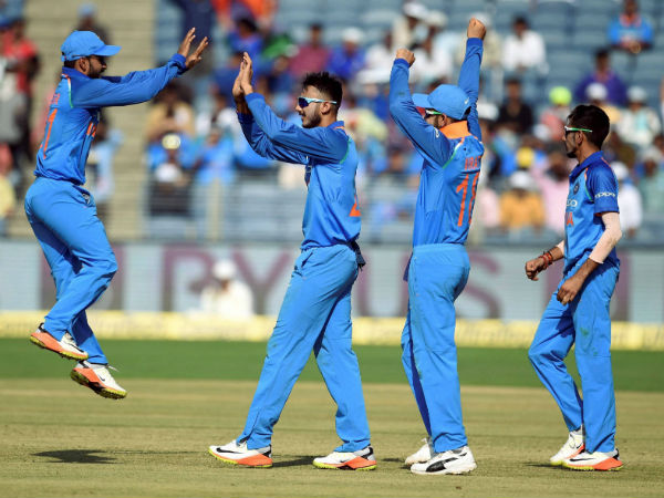  జాదవ్ బౌలింగ్‌లో హిందీలో సూచనలు