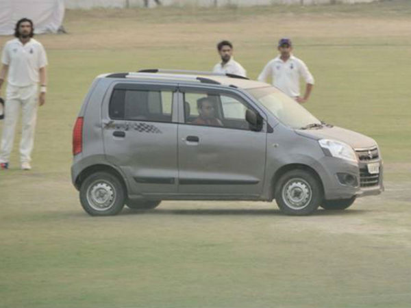  పిచ్‌పైకి దూసుకొచ్చిన కారు