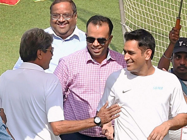  కపిల్‌కు బౌలింగ్ చేసిన ధోని