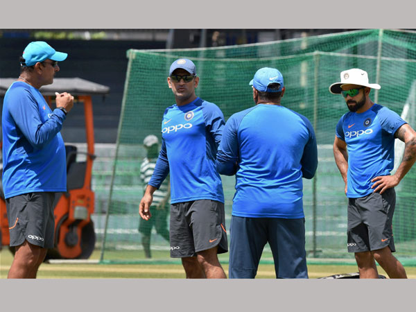 ధోనిపై విమర్శలు చేసిన లక్ష్మణ్‌, అగార్కర్‌, ఆకాశ్‌ చోప్రా