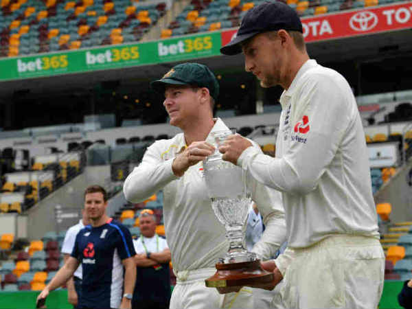 ఓ చిన్న కప్పులో బూడిదను వేసి 