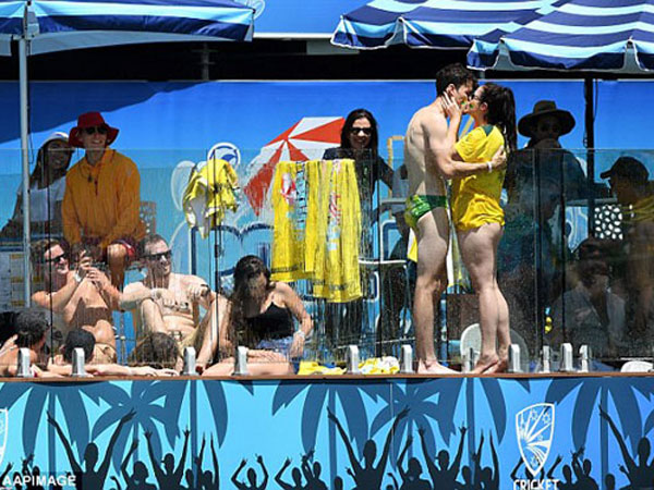 స్టేడియంలోనే రొమాన్స్ ఓ ప్రేమ జటం