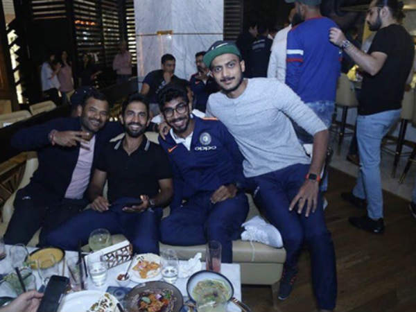  Virat Kohli's Restaurant Hosts Indian Cricket Team Ahead of New Zealand T20I