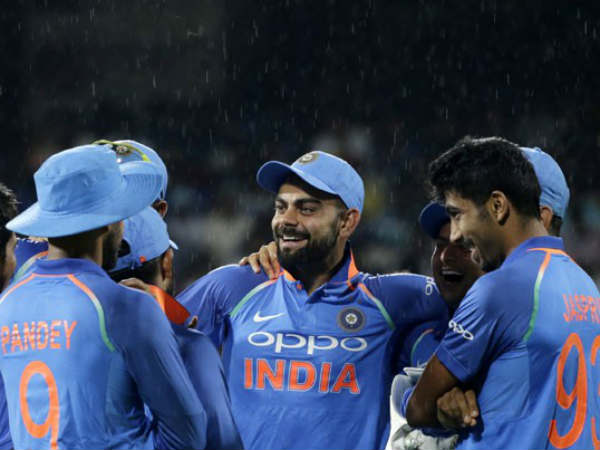  కోహ్లీపై మాజీల ప్రశంసల వర్షం