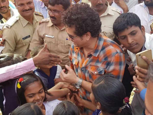  దత్తత గ్రామాల్లో సచిన్‌కు ఘన స్వాగతం